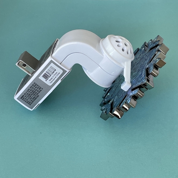 Bath and Body Works • Stained Glass Snowflake Nightlight - Picture 9 of 11